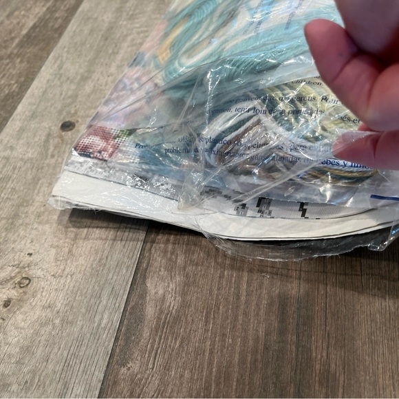 Bucilla WHITE ROSES Needlepoint Pillow Top Kit # 4892 NIP Persian Wool 14" X 14" - Picture 7 of 8